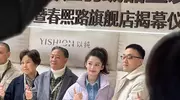 李沁现身成都春熙路!35岁穿紫羽绒服美翻,高马尾嫩回18岁