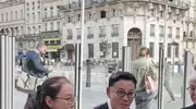 李国庆国外秀恩爱,二婚妻子餐厅亲吻,他坦言白月光才是幸福