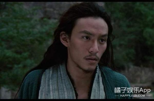 在《卧虎藏龙》中饰演直爽深情的罗小虎,是一个霸气耀眼的强盗.