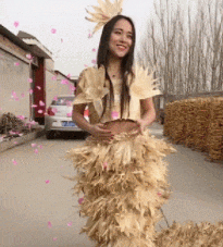 姑娘,你这身衣服挺个性啊!主要人也漂亮!