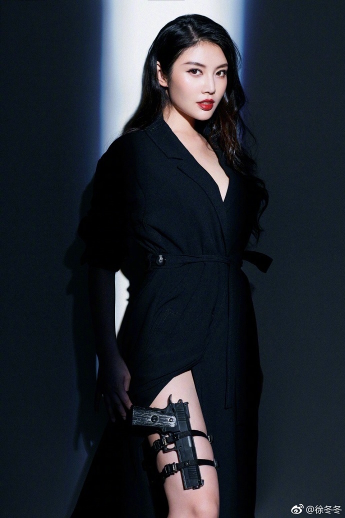 徐冬冬拍摄现场遇粉丝亲密合影,手部小动作格外引注目