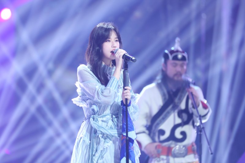 舞台动情演绎歌曲《一问》 唤起听众温情共鸣当晚,孟慧圆身穿青色条纹