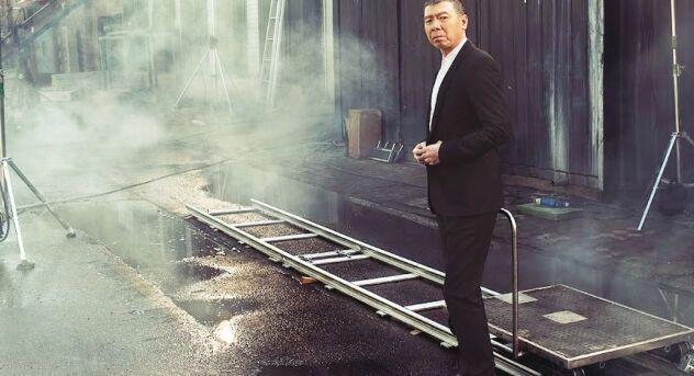 成功的男人背后一定有个了不起的女人,而冯小刚背后站着四个男人