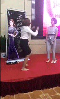 爆笑gif:哥们,幸好你这一滑啊!