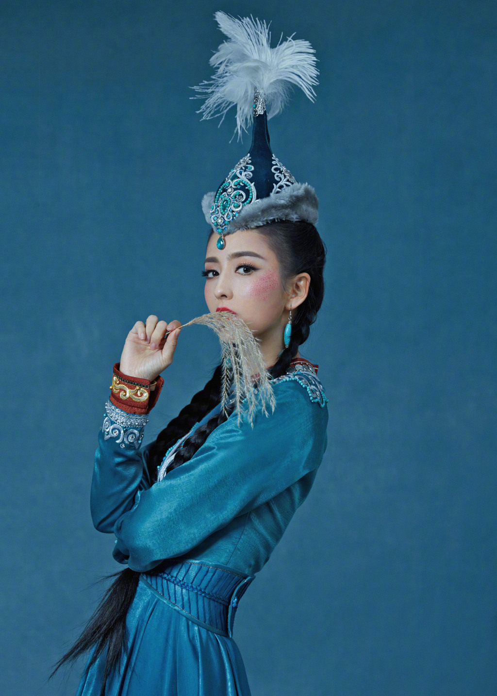 佟丽娅民族风造型曝光,可爱的高原红传递多姿风情