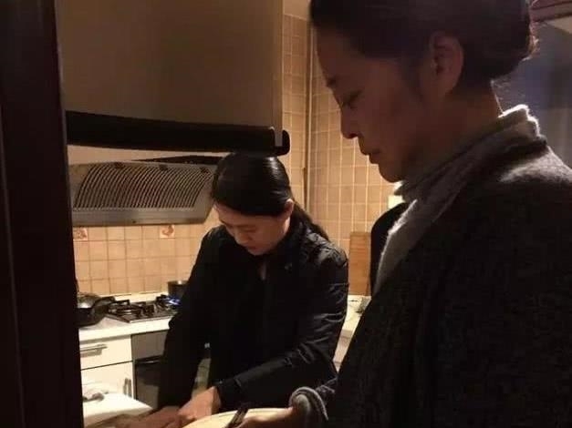 倪萍豪宅曝光,和保姆一起下厨做饭,网友:不愧是央视一姐!
