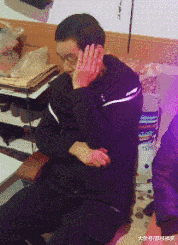 搞笑gif看着妈妈这美容仪爸爸一脸看破人生的表情
