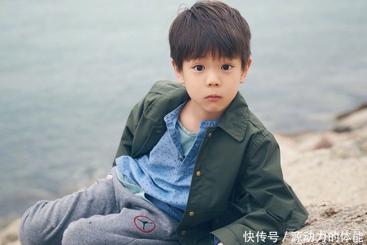 躲过了长大后的嗯哼,却没躲过胡军的儿子康康,网友:最