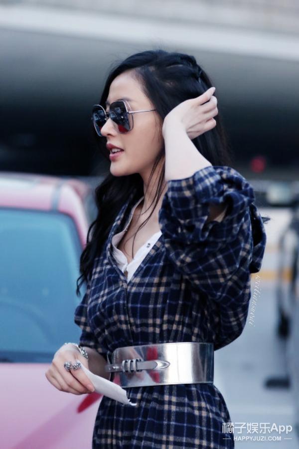 张天爱白t衬衫裙亮相机场我为什么今天才get她的美