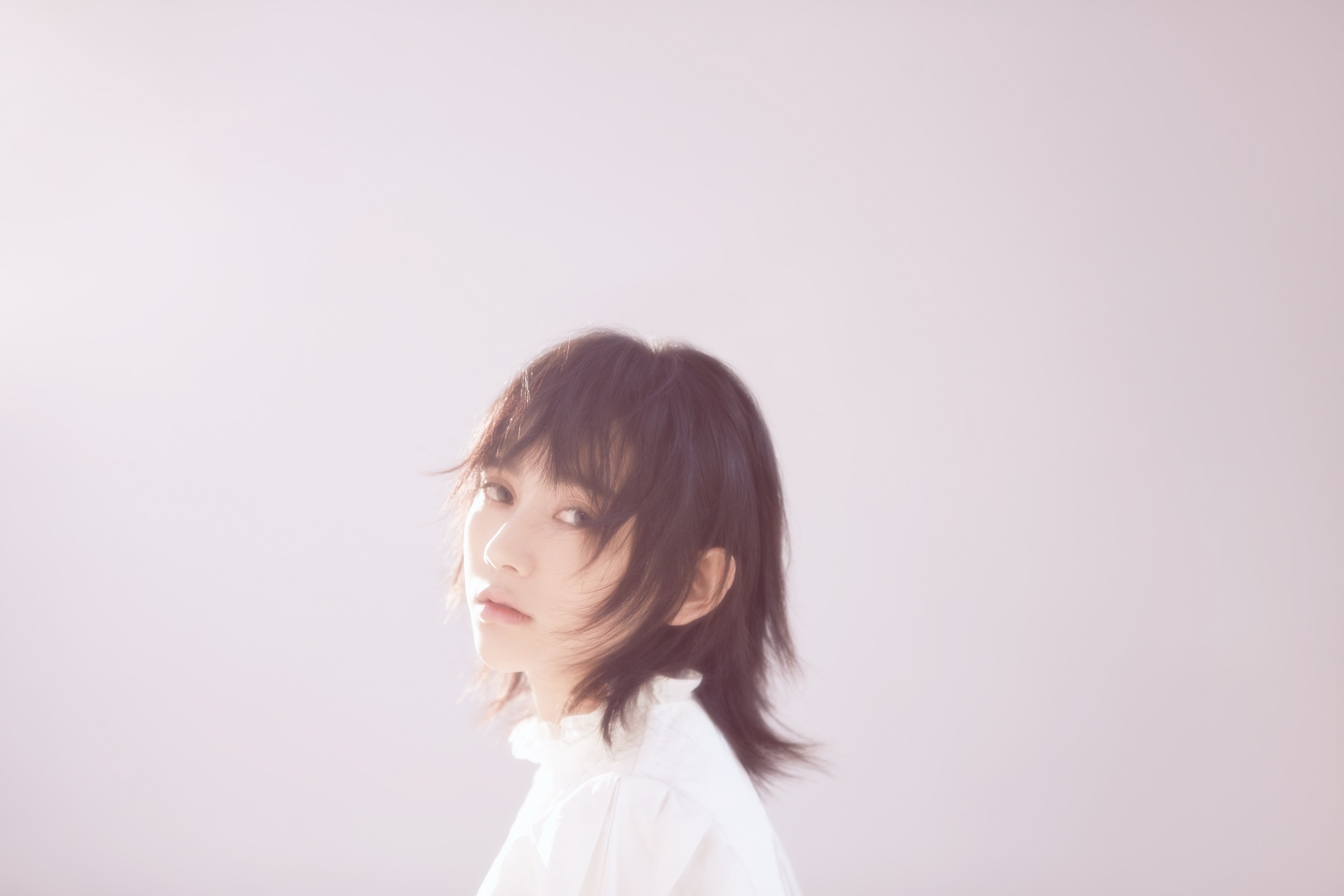 刘凡纯净系写真大片来袭 清冷干练展别样