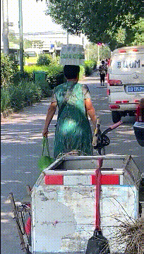 搞笑gif:大爷,有这么一个保镖,应该没人敢劫你这车吧