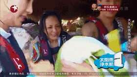 与热巴互动被指猥琐,又被扒揩油姜妍,