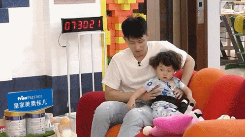 黄子韬被小朋友排队围观太有孩子缘千玺哥哥力满满黄景瑜反差萌