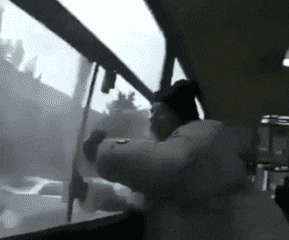 搞笑gif: 护士姐姐别调皮了, 能帮我测下血压吗!