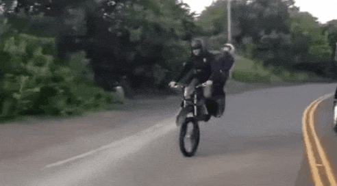 搞笑gif: 虽然不幸, 但万幸的是他玩的不是大摆锤