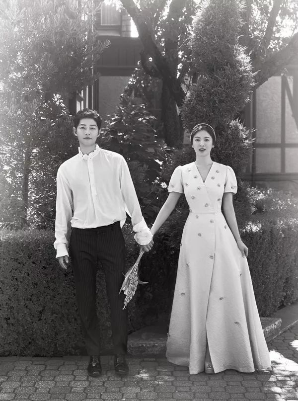 宋仲基宋慧乔所属社公开了二人婚礼的官方图片和结婚照,照片中两个人