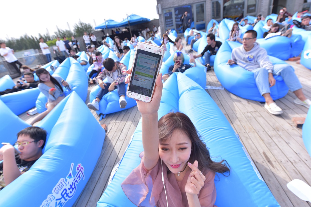 但也有很多人不爱凑热闹,就喜欢宅在家里追剧,打游戏.