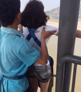 爆笑gif:哈哈哈,兄弟你就不配坐公交车,笑死我了