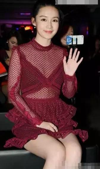 说实话李沁这身装扮真的很性感,不仅优雅动人,还展现了一条完美的曲线
