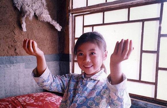 《暖春》爷孙再聚首,小花齐如意亭亭玉立,92岁爷爷坐轮椅