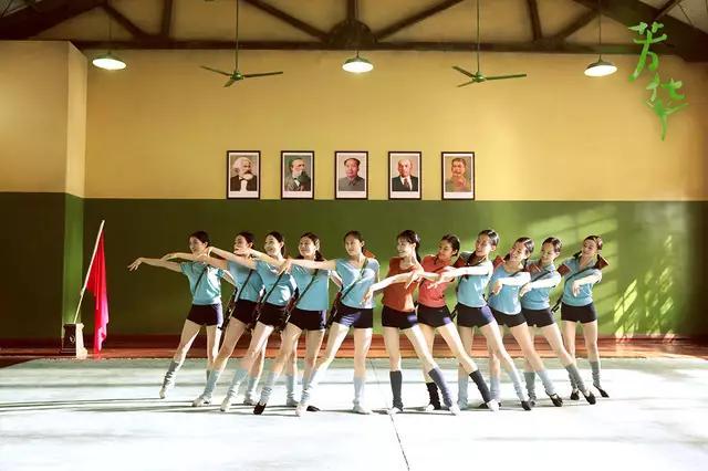 成功的男人背后一定有个了不起的女人,而冯小刚背后站着四个男人