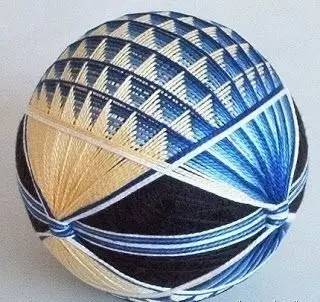 至今她已创造了近500个独特的手鞠球设计均由她孙女nanaakua拍摄这位