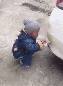 爆笑gif趣图:在大街和美女拉拉扯扯的,让别人看见不好吧!