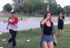 搞笑gif打篮球还非得秀恩爱结果被同学羞辱了