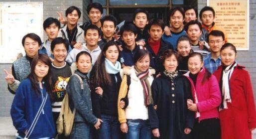 他是黄渤的同班同学没能当上演员却凭声音成为热播剧男主