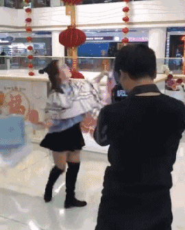 搞笑gif: 哈哈哈,看你下次还拍不拍了