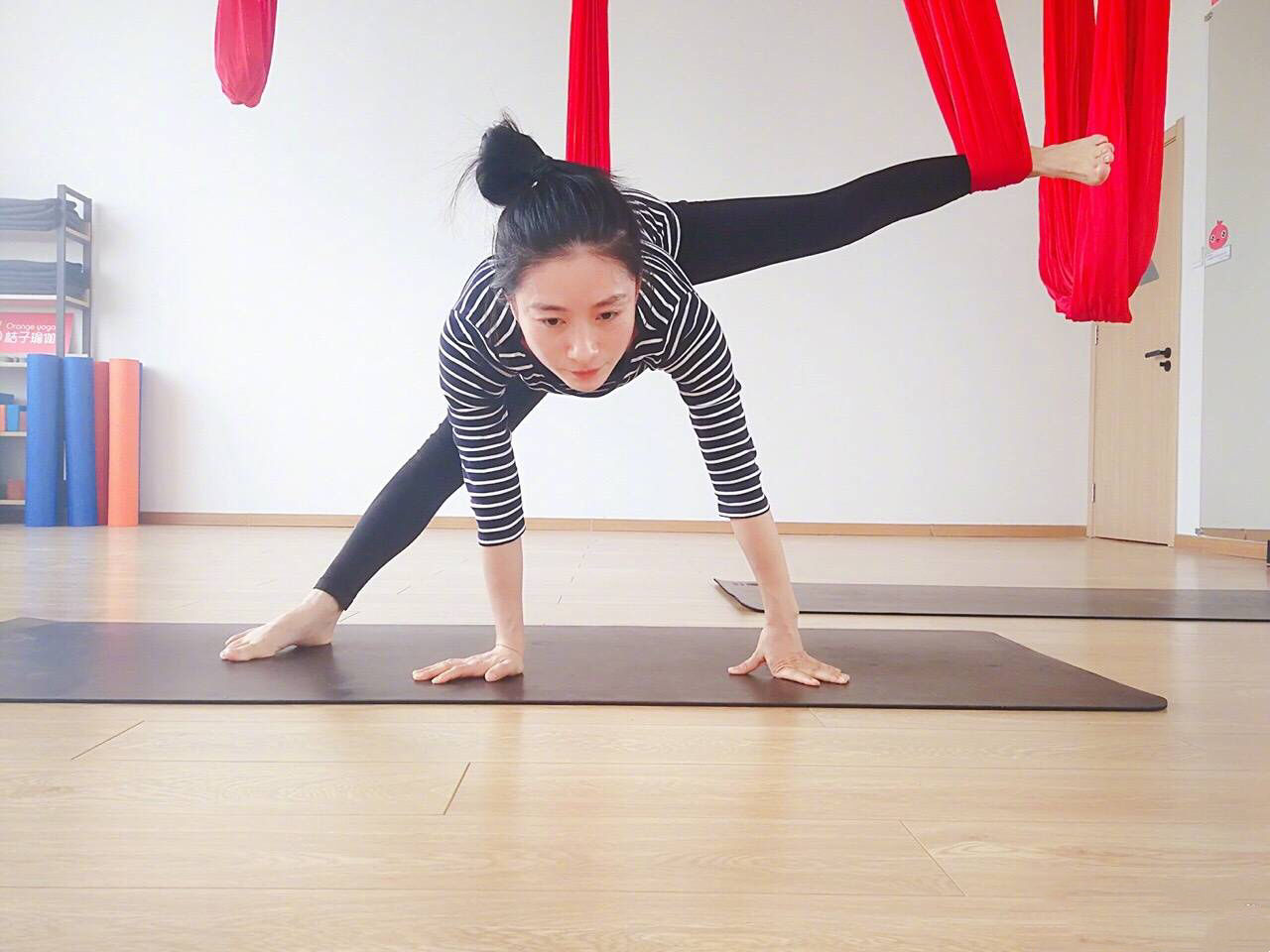 辣妈演员两不误陶昕然宣布全面复工晒高难度瑜伽照