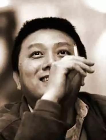 成功的男人背后一定有个了不起的女人,而冯小刚背后站着四个男人