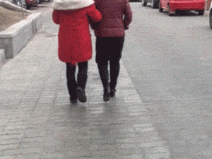 搞笑gif: 小姑娘不就吃个东西, 你的表情至于这样吗?