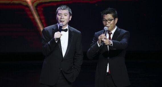 成功的男人背后一定有个了不起的女人,而冯小刚背后站着四个男人