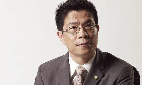 成功的男人背后一定有个了不起的女人,而冯小刚背后站着四个男人