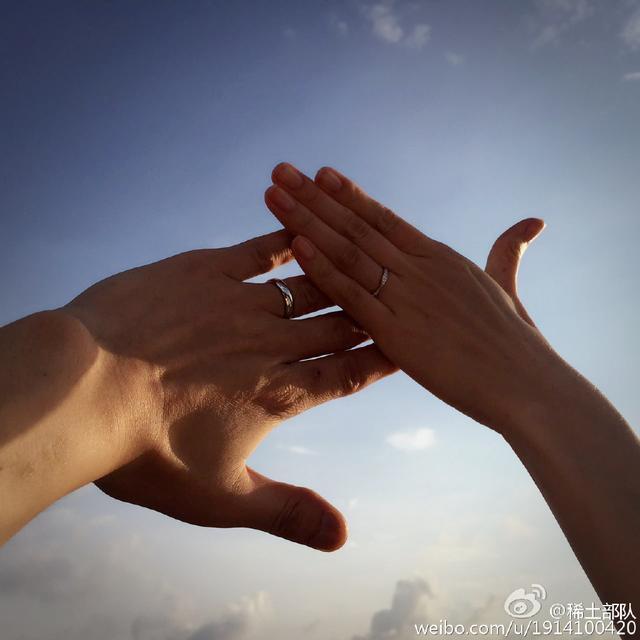 章子怡的手暴露了自己的年龄!网友:干枯得像大妈啊!