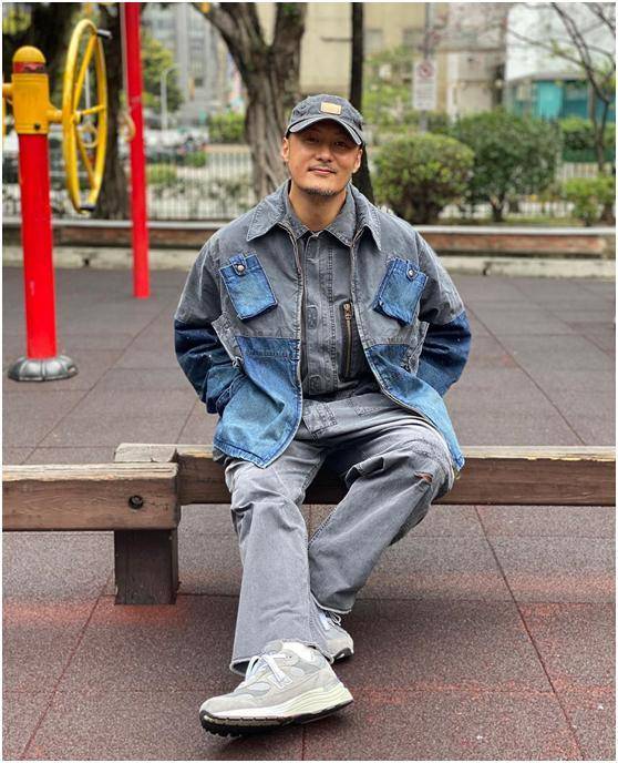 照片中,38岁余文乐身穿牛仔套装戴着帽子,嘴角间留有一丝胡茬,双手插
