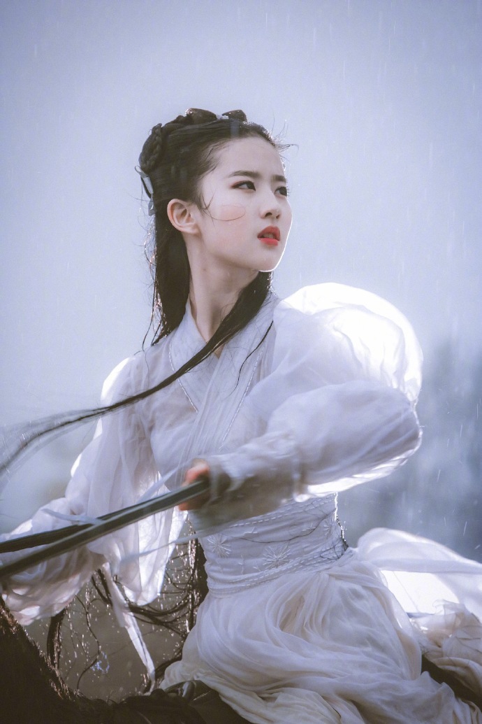 倾国倾城!刘亦菲旧照肤若凝脂似仙女下凡