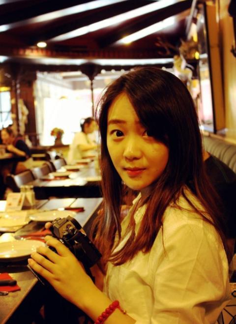 《暖春》爷孙再聚首,小花齐如意亭亭玉立,92岁爷爷坐轮椅