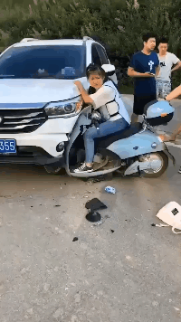 搞笑gif图:这么好看的衣服,咱也不敢问,就是觉得很像塑料袋