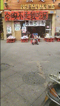 搞笑gif:大哥,我就等三小时,到时候我给你热乎的