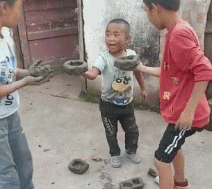 搞笑gif趣图:妹子这是啥表情?哥们你吃大蒜了?