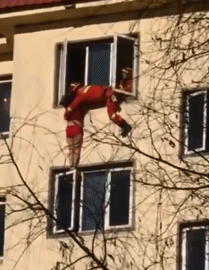 搞笑gif: 兄弟, 你干嘛对自己的膝盖过不去啊!