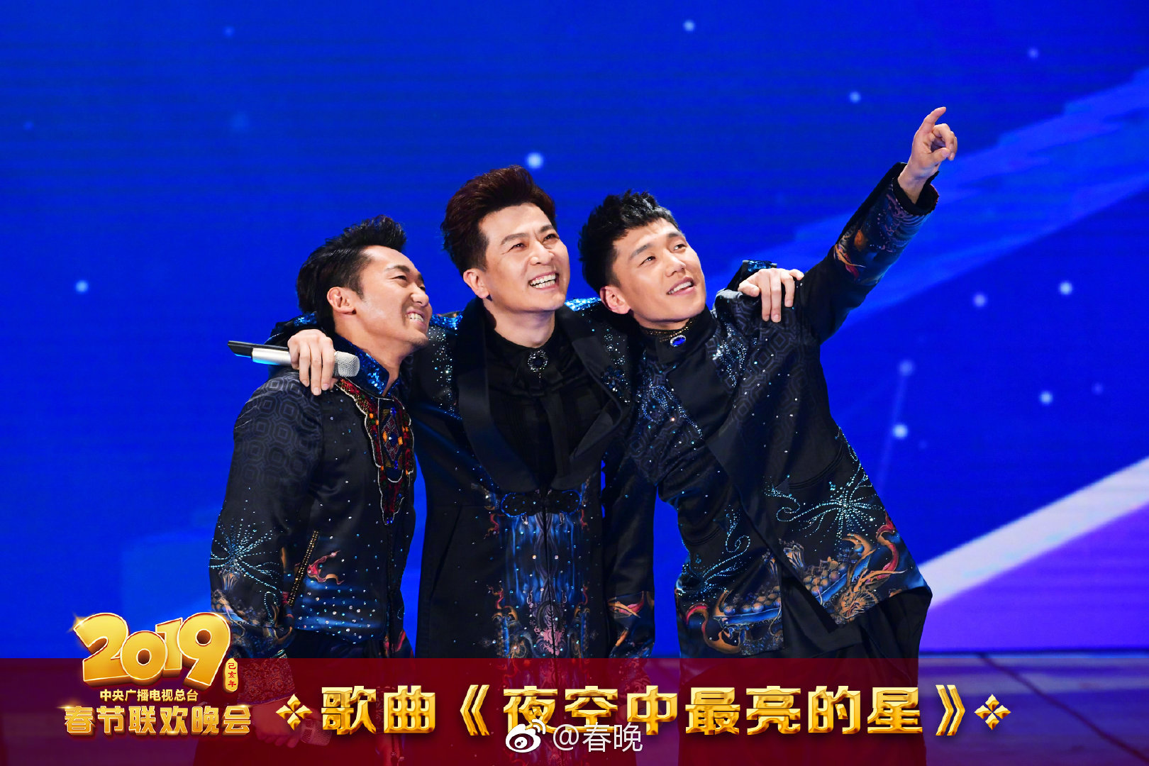 扎西平措和傲日其愣带来的改编版《夜空中最亮的星》,该曲原唱为逃跑