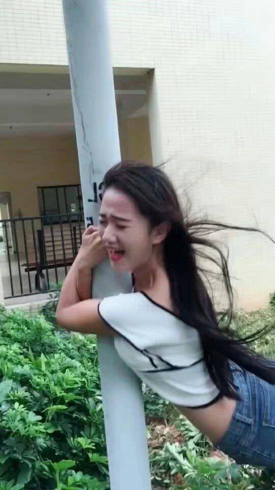 搞笑gif趣图:妹子,你这是做了什么对不起你男朋友的事