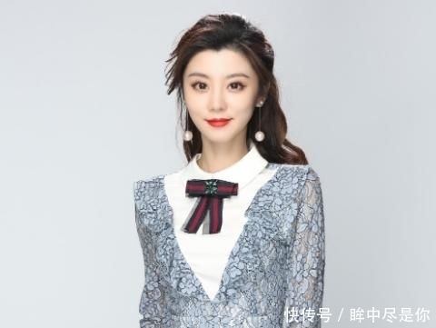 本以为王牌女郎费费只是主持人得知另一身份后网友直呼失敬了