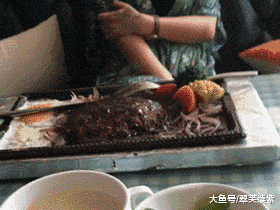 搞笑gif: 被咬了一口,明天要异变成野马侠了