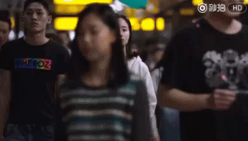 黄磊的《深夜食堂》:何炅眉头紧蹙,萧敬腾胡冰卿深情相吻.