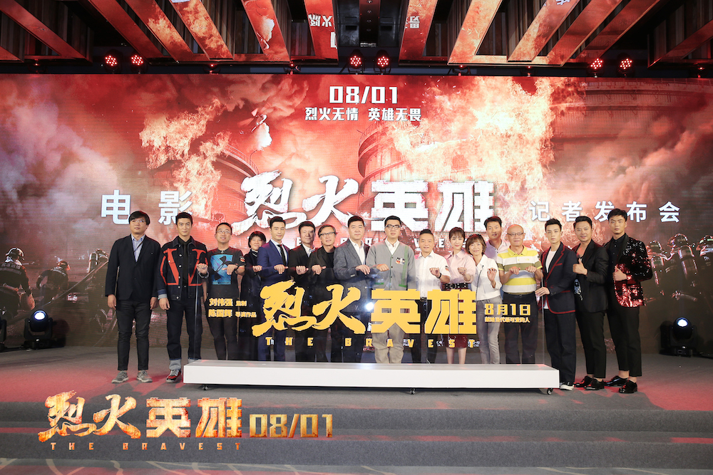 黄晓明杜江消防小分队承受冰火考验电影烈火英雄戏里戏外完成不可能的