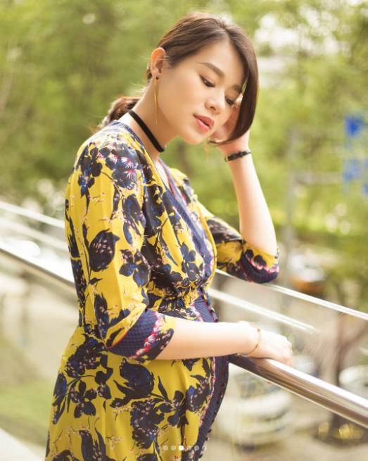 胡杏儿挺大肚拍写真变身最美孕妇